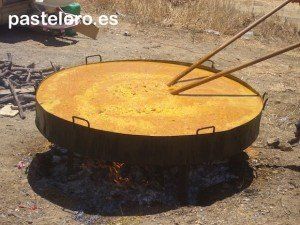Paella gigante que se reparte gratis en la feria