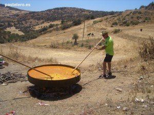 Típico cocinero voluntario de la paella de la Feria