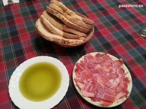 Tipica cena de Pastelero con Pan, aceite y jamón
