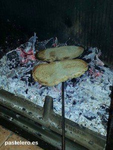 Rebanadas de pan tostadas con leña