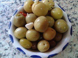 Taza de aceitunas para acompañar las sopas del almuerzo