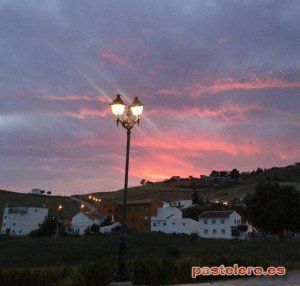 Poema "La Noche" Descubre la Barriada Pastelero, en Villanueva de la Concepción (Málaga), situada en la carretera MA-3403 entre Almogía y Villanueva de la Concepción. Conoce su historia, servicios, comercios y lugares de interés en esta pequeña barriada rural.