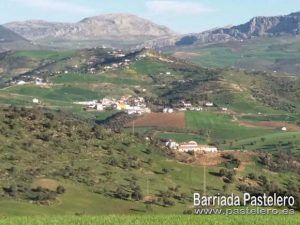 Barriada Pastelero con el Torcal de Antequera